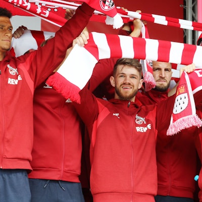Jan Thielmann mit seiner Mannschaft bei der Saisoneröffnung auf den Vorwiesen des Stadions in Müngersdorf.