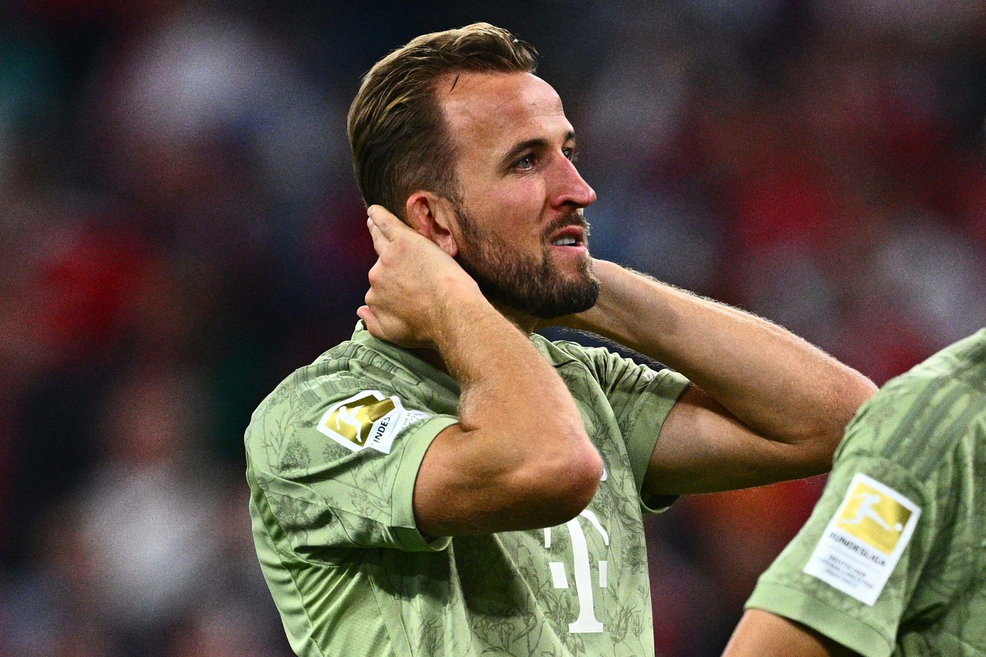 Münchens Harry Kane ist mit dem 2:2-Endstand nach dem Heimspiel gegen Bayer Leverkusen scheinbar nicht ganz zufrieden.