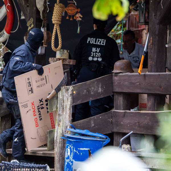 Polizisten sichern Beweismittel in dem Haus eines bundesweit bekannter Rechtsextremisten.