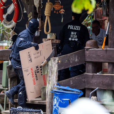 Polizisten sichern Beweismittel in dem Haus eines bundesweit bekannter Rechtsextremisten.