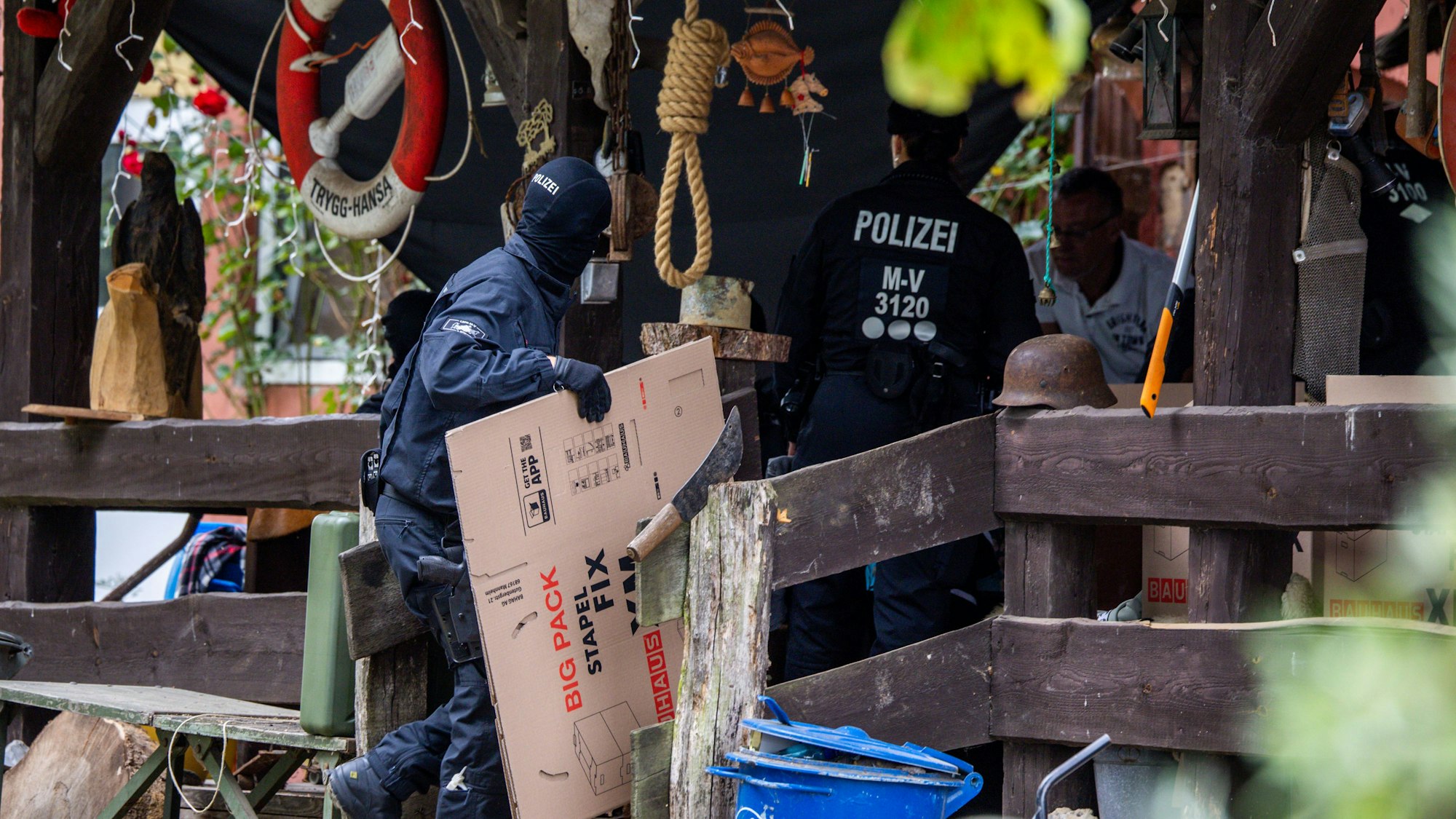 Polizisten sichern Beweismittel in dem Haus eines bundesweit bekannter Rechtsextremisten.