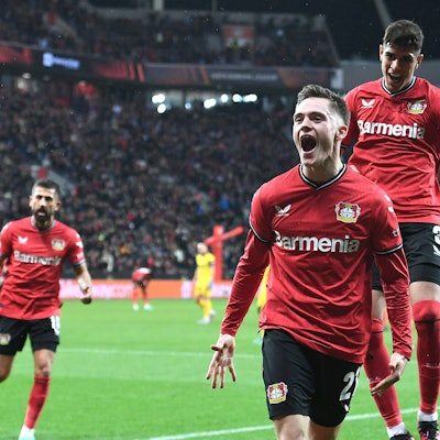 Bayer Leverkusens Florian Wirtz jubelt nach einem Treffer gegen Union Saint-Gilloise im Viertelfinale der letzten Europa-League-Saison. Für die Werkself startet die neue Saison am Donnerstag.