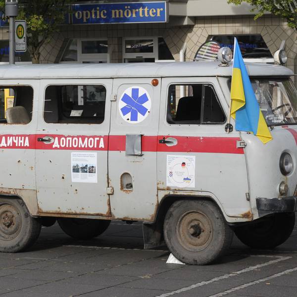 Ein beschossener ukrainischer RTW mit ukrainischer Flagge steht auf einem Platz im Rhein-Sieg-Kreis.