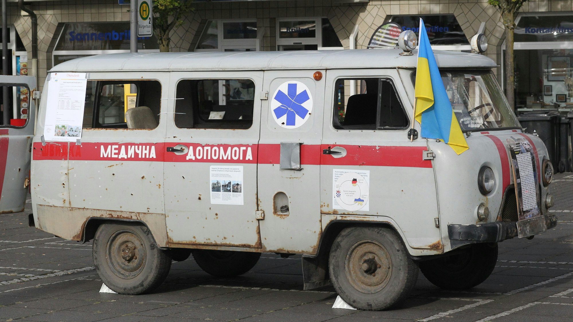 Der beschossene Rettungswagen aus der Ukraine stand auf dem Frouardplatz in Lohmar.