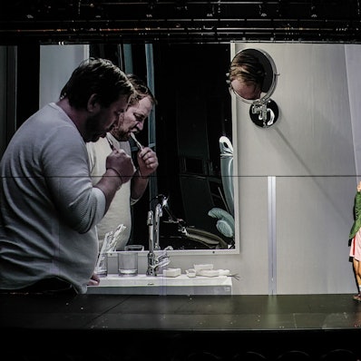 Arbeit und Struktur
von Wolfgang Herrndorf — in einer Fassung von Robert Koall
Regie: Adrian Figueroa
Bühne: Irina Schicketanz
Kostüm: Malena Modéer
Musik: Ketan Bhatti
Video: Benjamin Krieg
Licht: Thomas Krammer
Dramaturgie: Robert Koall
Auf dem Bild: Florian Lange, Caroline Cousin
Foto: Melanie Zanin