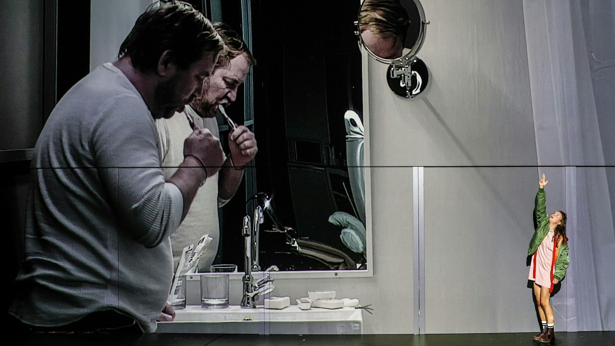 Arbeit und Struktur
von Wolfgang Herrndorf — in einer Fassung von Robert Koall
 
Regie: Adrian Figueroa
Bühne: Irina Schicketanz
Kostüm: Malena Modéer
Musik: Ketan Bhatti
Video: Benjamin Krieg
Licht: Thomas Krammer
Dramaturgie: Robert Koall
Auf dem Bild: Florian Lange, Caroline Cousin
 
Foto: Melanie Zanin