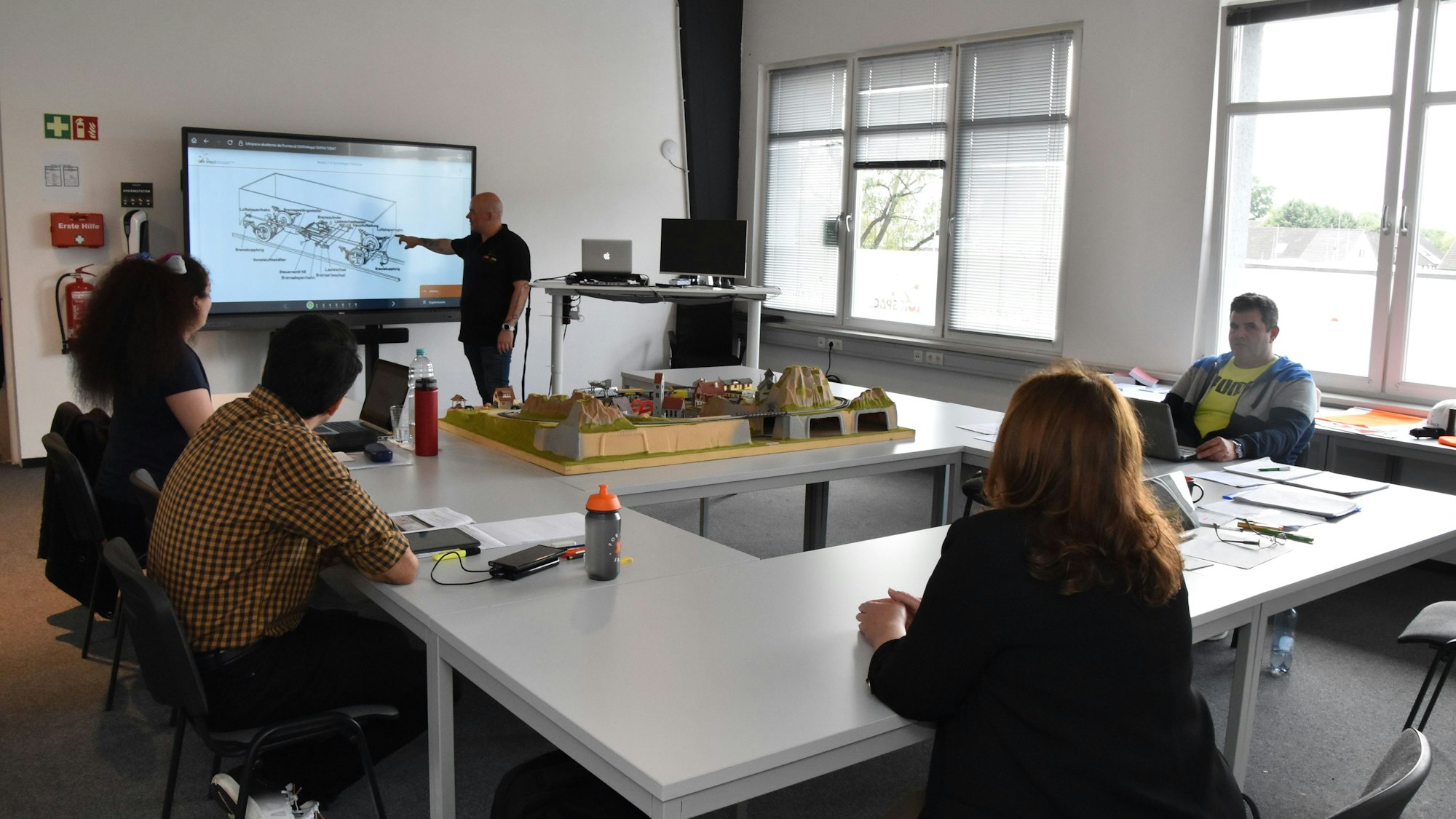 Die angehenden Lokführer werden von ihrem Lehrer unterrichtet.