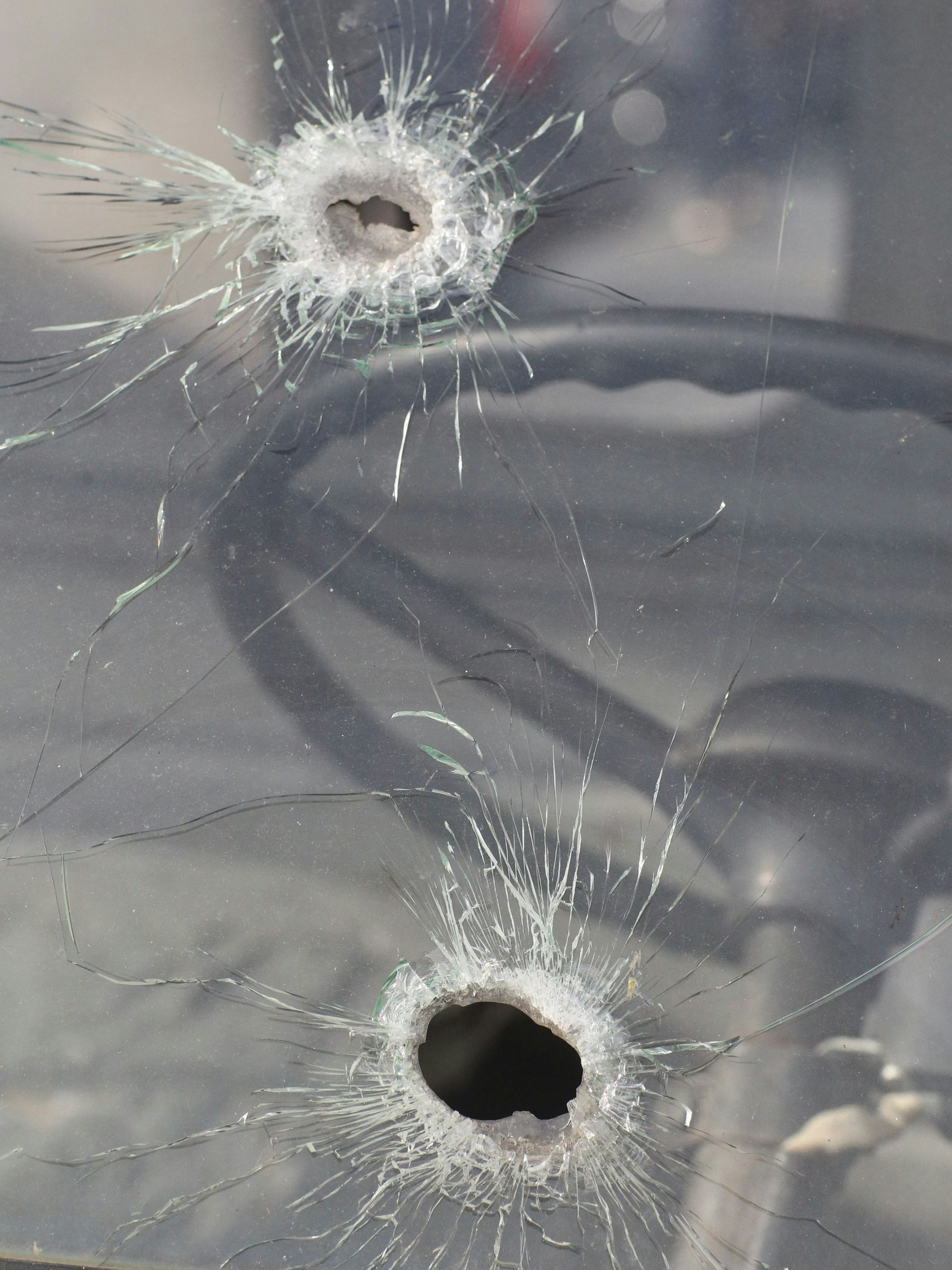 Einschüsse gibt es auch in der Frontscheibe des Rettungswagens.