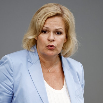 ARCHIV - 06.09.2023, Berlin: Nancy Faeser (SPD), Bundesministerin für Inneres und Heimat, spricht während der ersten Lesung zum Haushalt 2024 über den Etat für Inneres und Heimat. (zu dpa «Faeser: CDU reißt Brandmauer nach rechts außen immer weiter ein») Foto: Carsten Koall/dpa +++ dpa-Bildfunk +++