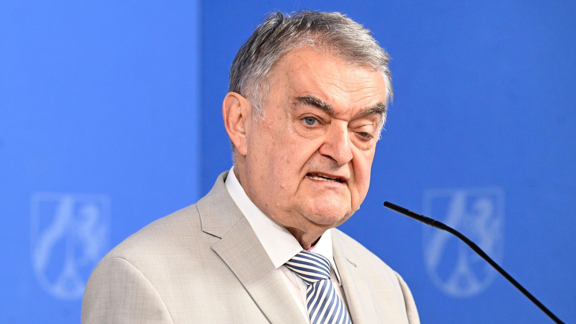 Herbert Reul (CDU), Innenminister von Nordrhein-Westfalen, ist bei einer Pressekonferenz zu sehen.