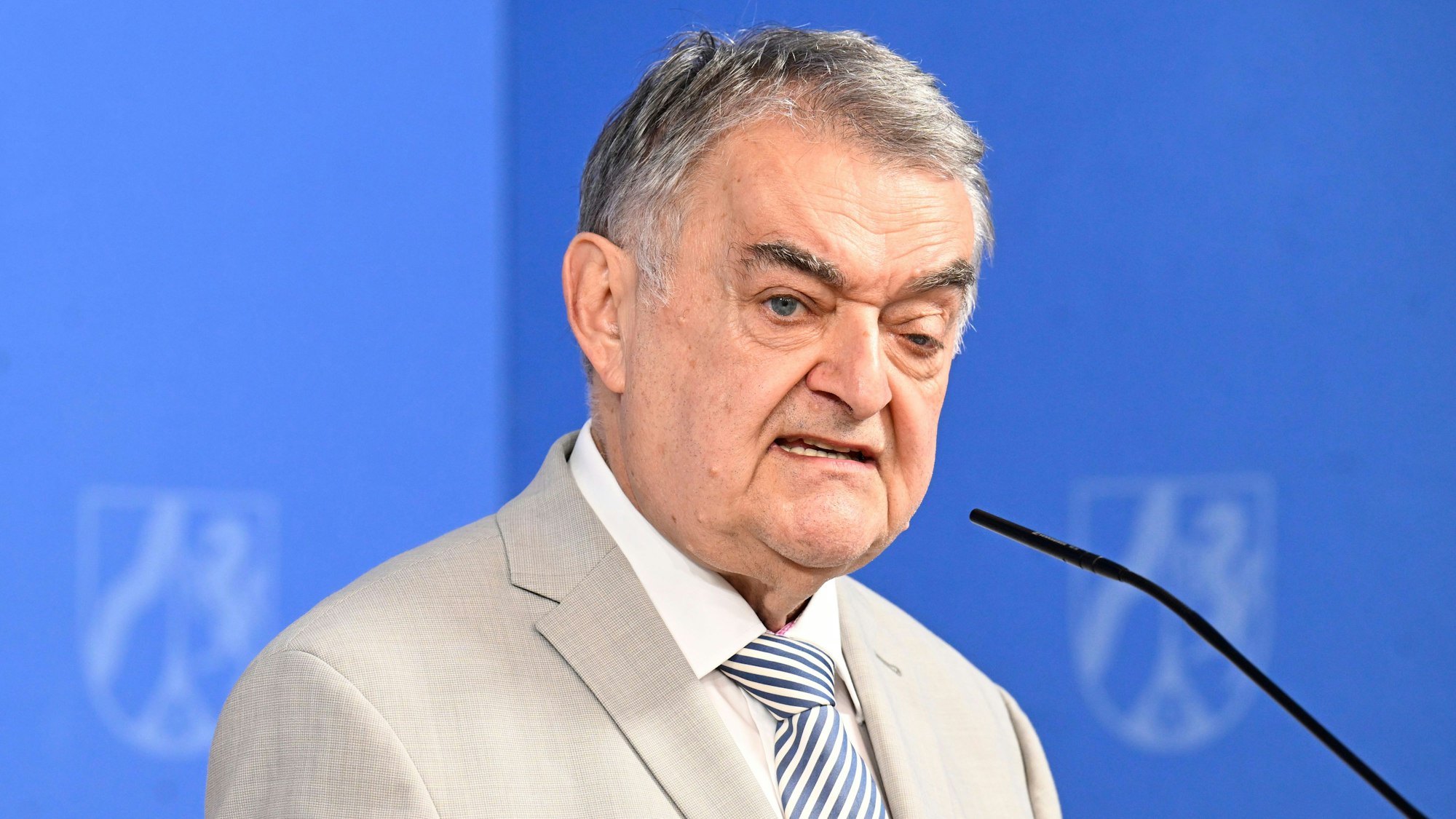 Herbert Reul (CDU), Innenminister von Nordrhein-Westfalen, ist bei einer Pressekonferenz zu sehen.