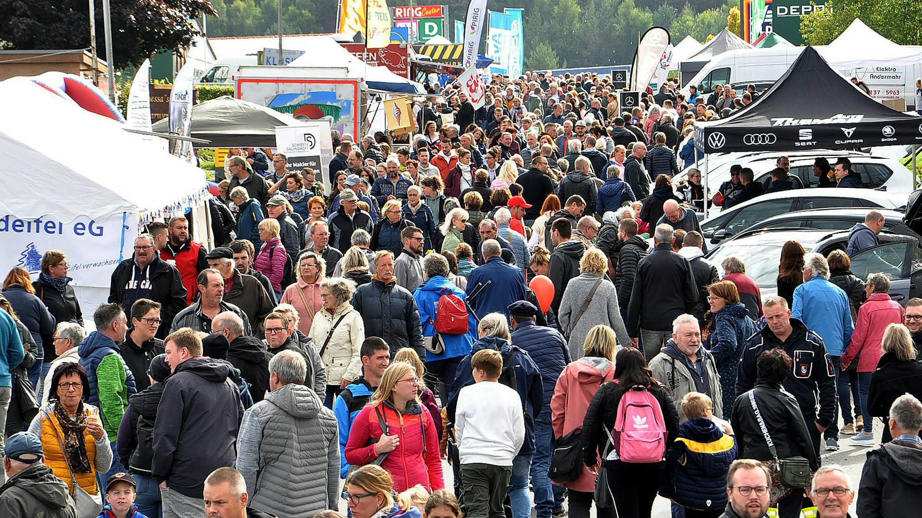 Eine Menschenmenge geht über den Siemensring in Kall. Rechts und links sind Marktstände der Herbstschau aufgebaut.