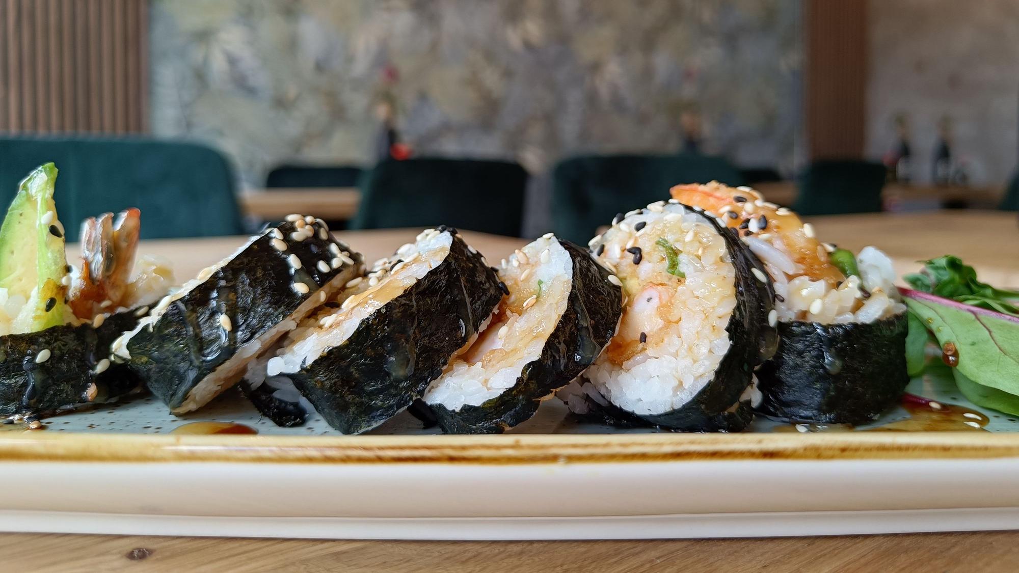 Eine Sushi-Roll auf einem Teller.