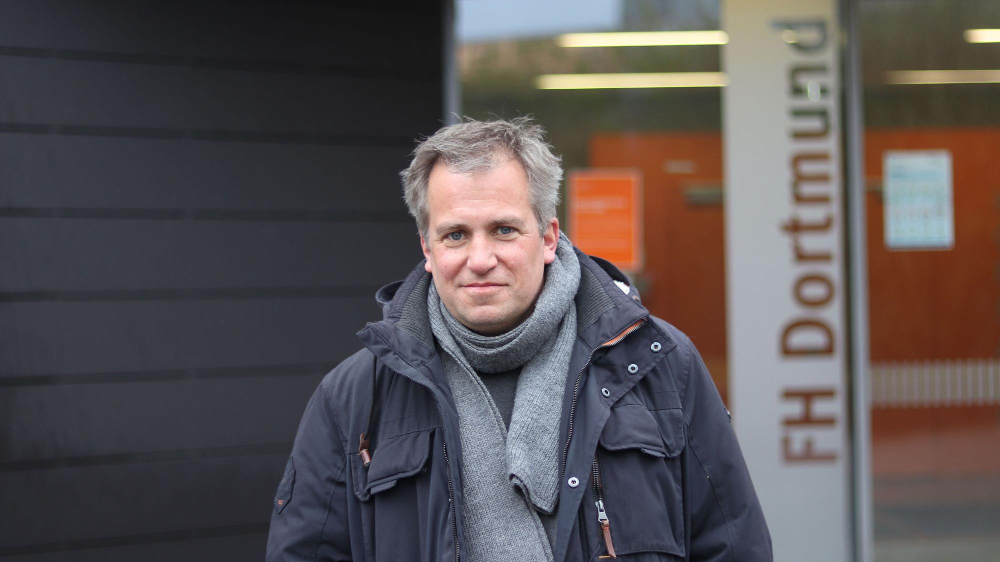 Dierk Borstel steht vor dem Eingang der FH Dortmund