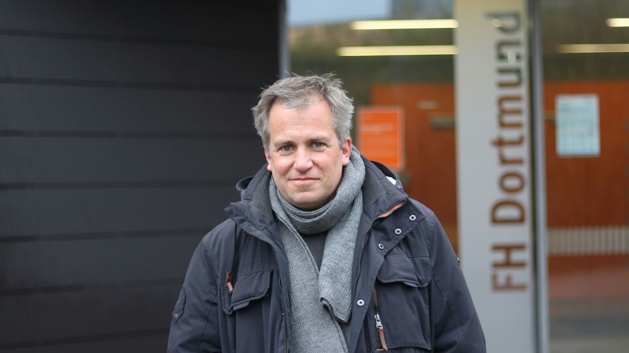 Dierk Borstel steht vor dem Eingang der FH Dortmund