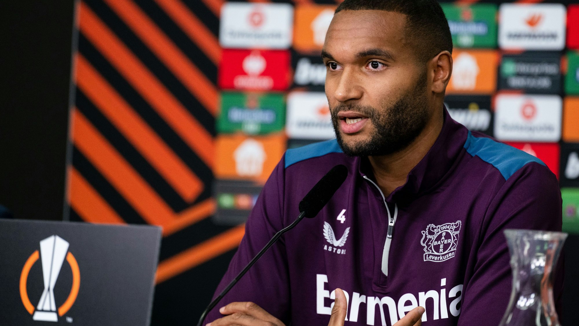 Der Leverkusener Jonathan Tah während der Uefa-Pressekonferenz vor dem Spiel gegen BK Häcken.