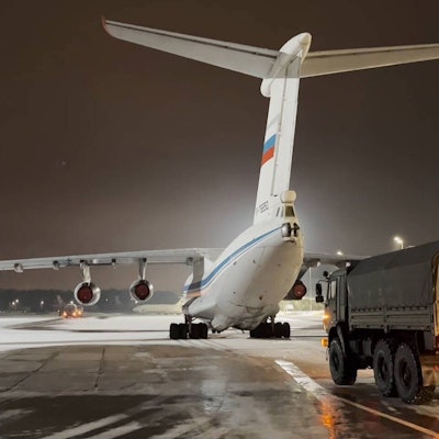 „Unbekannte Saboteure“ sollen ukrainischen Angaben zufolge Flugzeuge auf dem Tschkalowski-Militärflugplatz nahe der russischen Hauptstadt Moskau angegriffen haben. Von dort aus wurden 2022 auch russische Truppen an die Front in die Ukraine transportiert. (Archivbild)