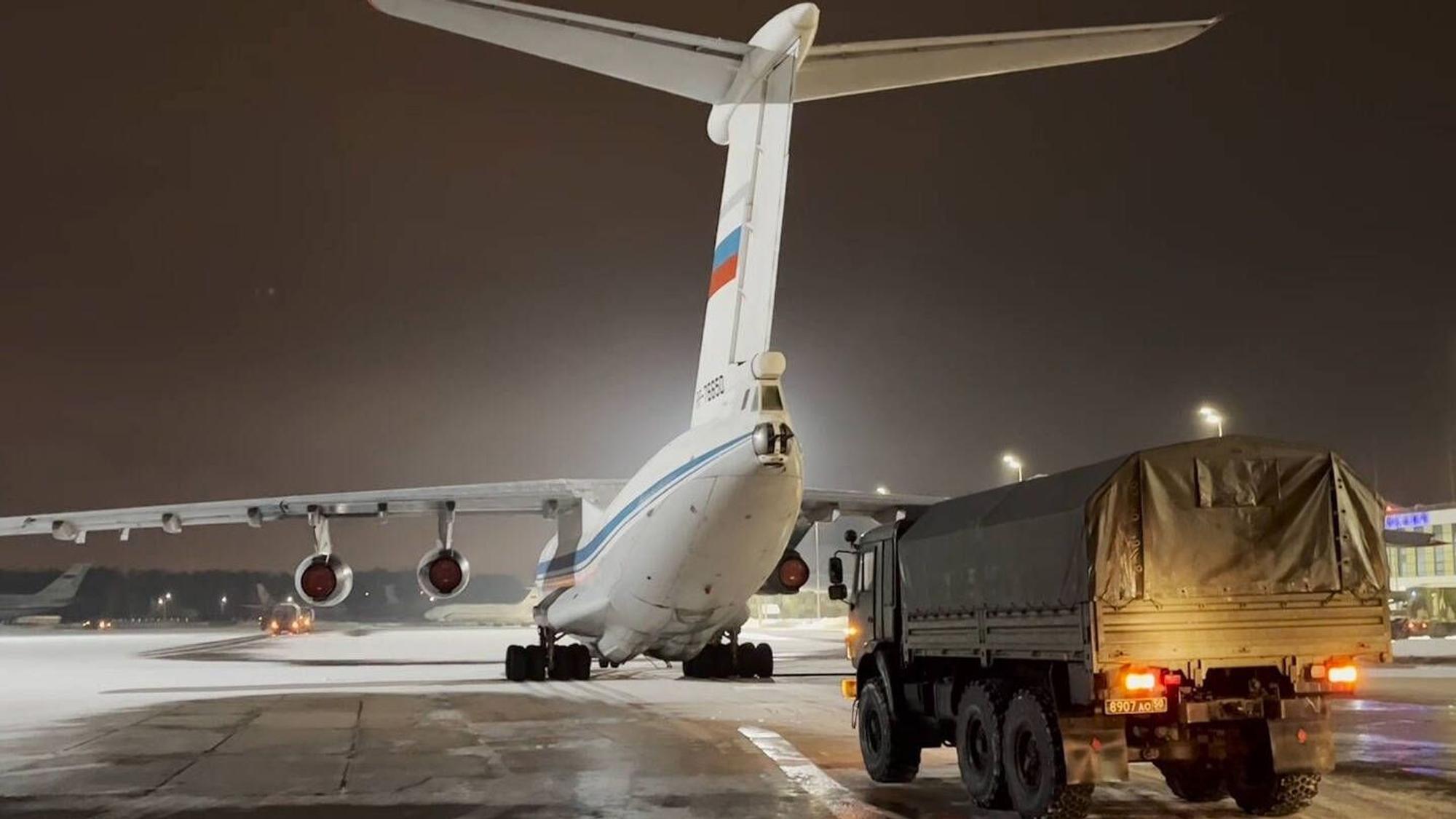 „Unbekannte Saboteure“ sollen ukrainischen Angaben zufolge Flugzeuge auf dem Tschkalowski-Militärflugplatz nahe der russischen Hauptstadt Moskau angegriffen haben. Von dort aus wurden 2022 auch russische Truppen an die Front in die Ukraine transportiert. (Archivbild)