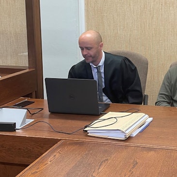 Der Angeklagte mit seinem Verteidiger Claudiu M. Knepp beim Prozess im Landgericht Köln.