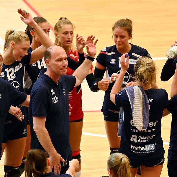 16.09.2023,-Volleyball-Bayer Volleys - Stralsund
links: Co.Tr. Frank Görlach (Bayer)
mitte: TR: Dirk Sauermann (Bayer)
Foto: Uli Herhaus