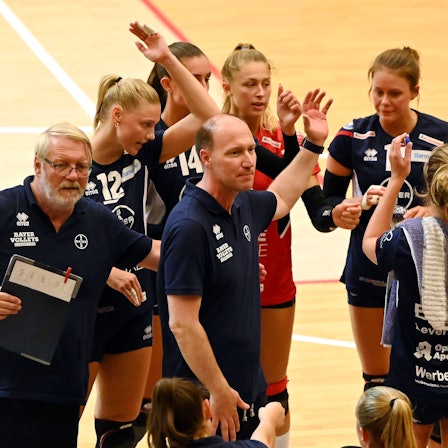 16.09.2023,-Volleyball-Bayer Volleys - Stralsund
links: Co.Tr. Frank Görlach (Bayer)
mitte: TR: Dirk Sauermann (Bayer)
Foto: Uli Herhaus