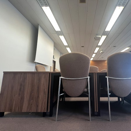 Zwei Stühle an einem Tisch im Landgericht Köln.