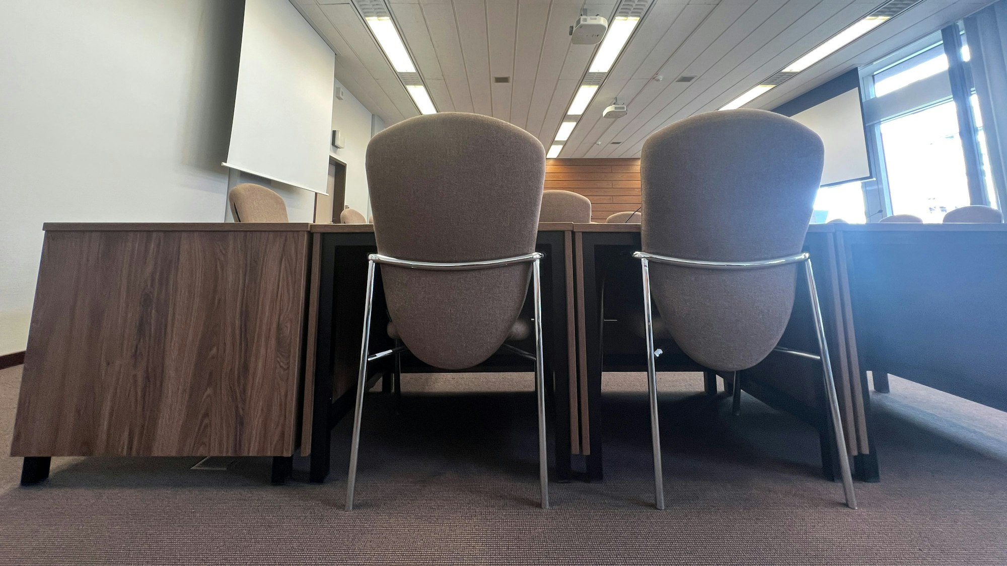 Zwei Stühle an einem Tisch im Landgericht Köln.