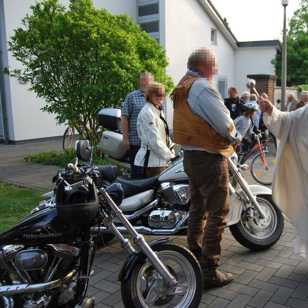 Priester Michael Eschweiler segnet Motorräder in Wesseling.