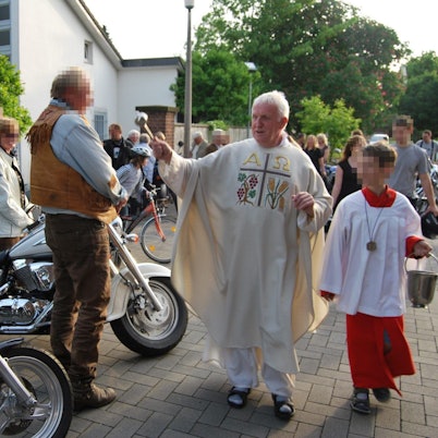 Priester Michael Eschweiler segnet Motorräder in Wesseling.