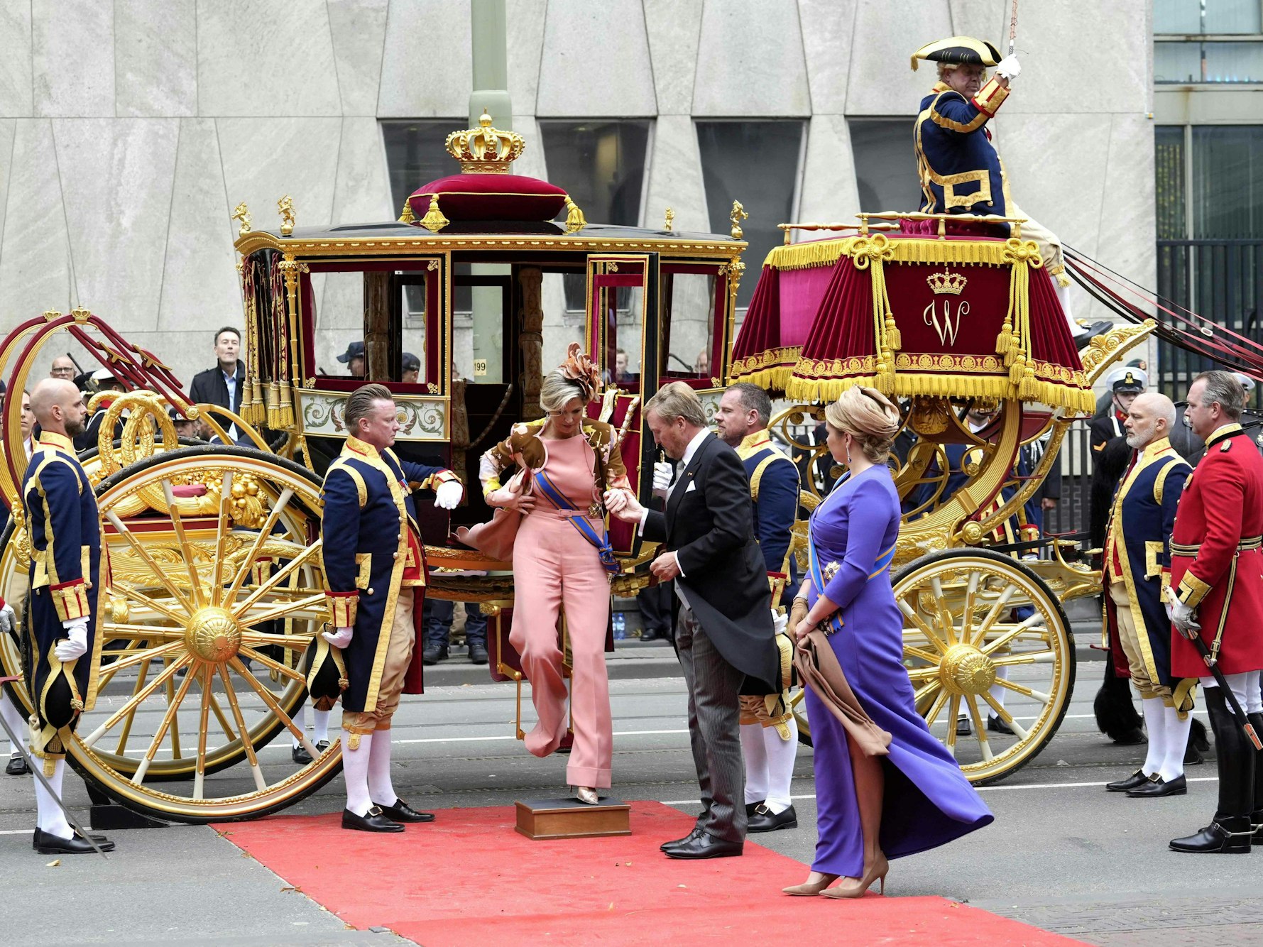 Die niederländischen Royals steigen aus einer Kutsche.