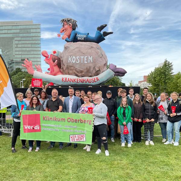 Gruppenfoto: Beschäftigte des Klinikums Oberberg beim Streik.