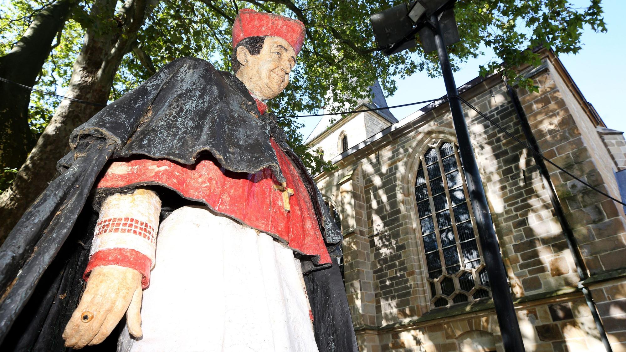Eine Skulptur des 1991 verstorbenen Bischofs Franz Hengsbach steht vor dem Essener Dom.