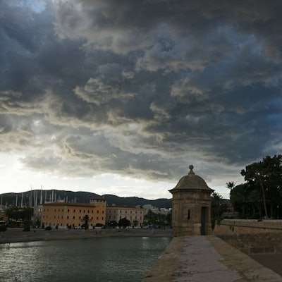 Bildnummer: 54827989  Datum: 25.10.2010  Copyright: imago/Helge Sobik
Mallorca Unwetterwolken über der Stadtmauer von Palma de Mallorca Reisen ESP kbdig xsp 2010 quer Spanien, Balearen, Mallorca, Palma de Mallorca, Altstadt o0 Wetter, Wolken, Unwetter, Totale
Bildnummer 54827989 Date 25 10 2010 Copyright Imago Helge Sobik Mallorca Storm clouds above the City walls from Palma de Mallorca Travel ESP Kbdig xsp 2010 horizontal Spain Balearic Islands Mallorca Palma de Mallorca Old Town o0 Weather Clouds Storm long shot