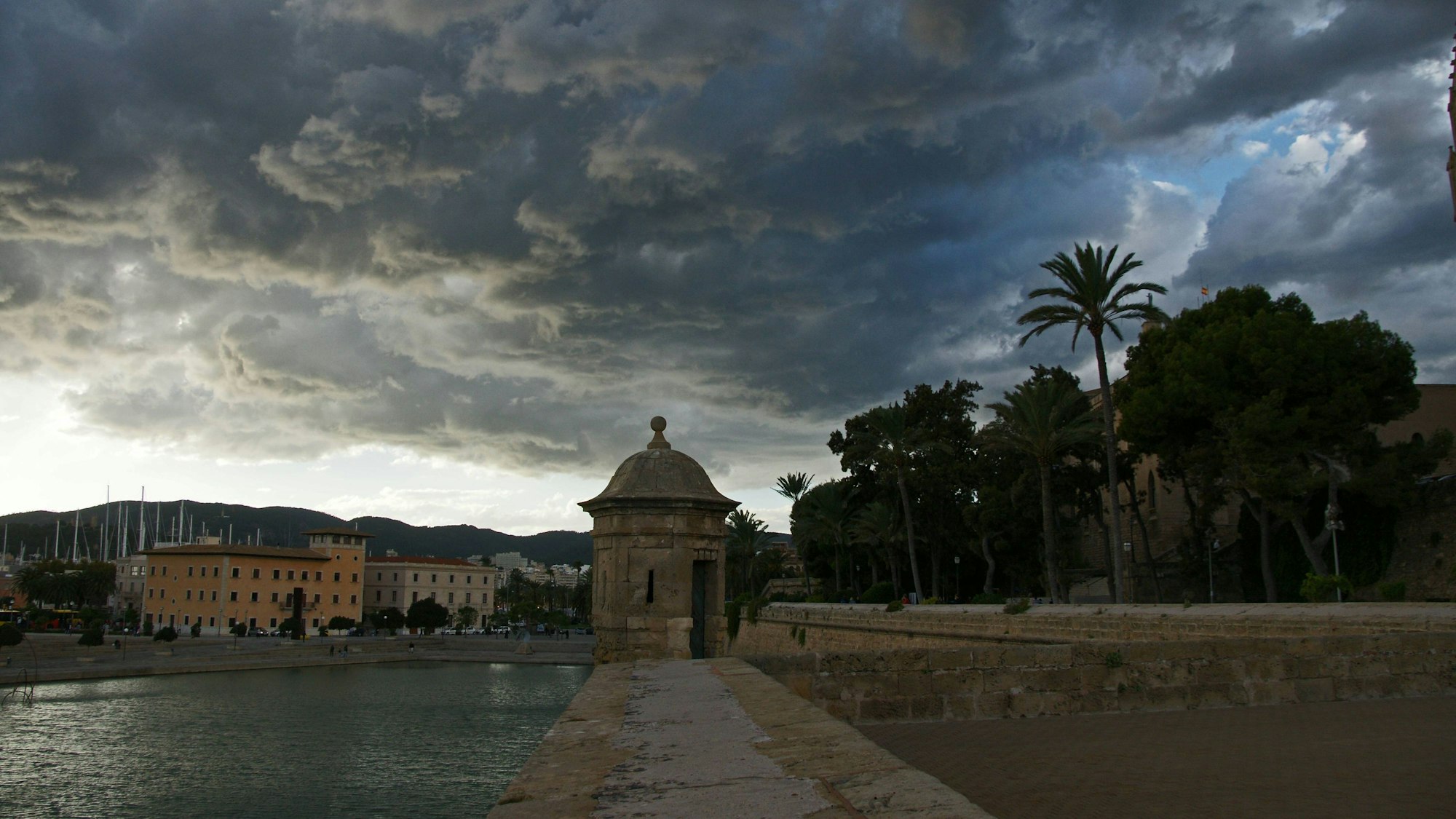 Bildnummer: 54827989 Datum: 25.10.2010 Copyright: imago/Helge Sobik
Mallorca Unwetterwolken über der Stadtmauer von Palma de Mallorca Reisen ESP kbdig xsp 2010 quer Spanien, Balearen, Mallorca, Palma de Mallorca, Altstadt o0 Wetter, Wolken, Unwetter, Totale
Bildnummer 54827989 Date 25 10 2010 Copyright Imago Helge Sobik Mallorca Storm clouds above the City walls from Palma de Mallorca Travel ESP Kbdig xsp 2010 horizontal Spain Balearic Islands Mallorca Palma de Mallorca Old Town o0 Weather Clouds Storm long shot