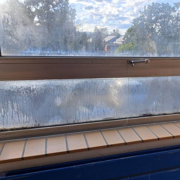Das Foto zeigt ein marodes Fenster in einem Klassenzimmer