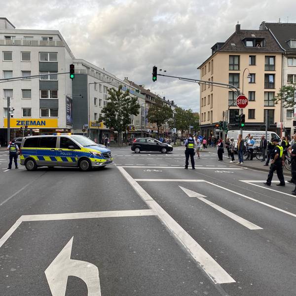 Das Kölner Ordnungsamt sperrt eine Straße ab.