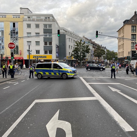 Das Kölner Ordnungsamt sperrt eine Straße ab.