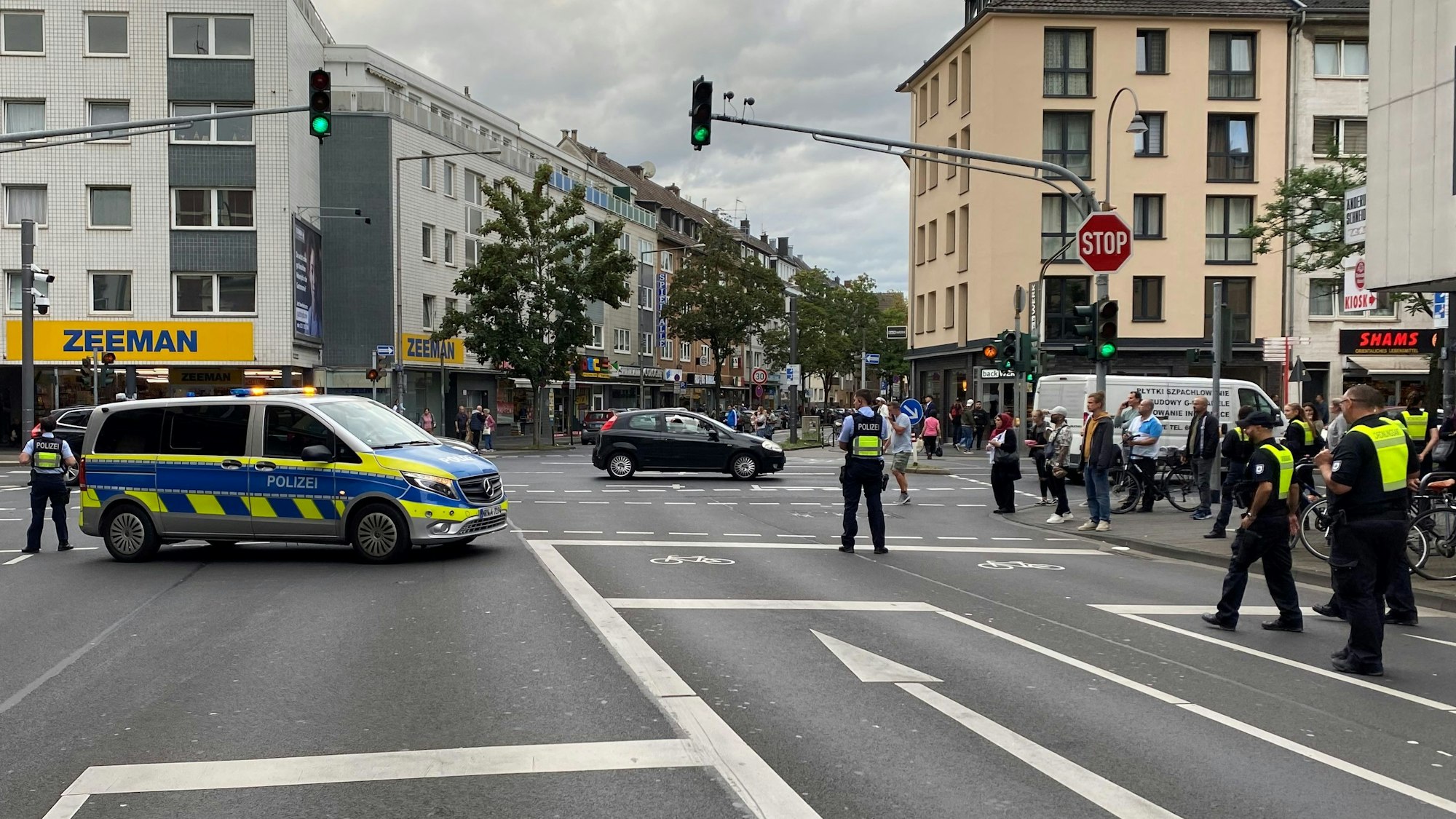 Das Kölner Ordnungsamt sperrt eine Straße ab.