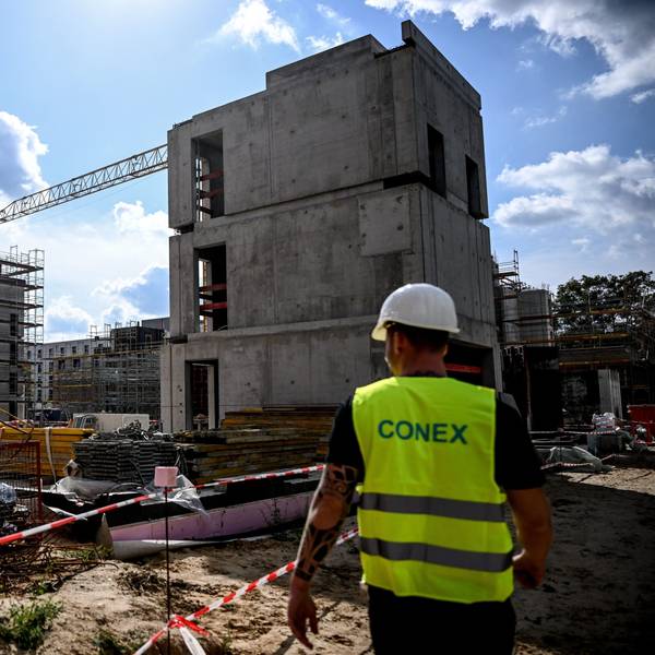 19.09.2023, Berlin: David Haustein, Rohbau-Polier auf der Baustelle des Vonovia-Vorhabens Holzbauquartier in Berlin Kaulsdorf. Foto: Britta Pedersen/dpa +++ dpa-Bildfunk +++