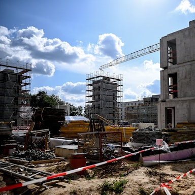 19.09.2023, Berlin: David Haustein, Rohbau-Polier auf der Baustelle des Vonovia-Vorhabens Holzbauquartier in Berlin Kaulsdorf. Foto: Britta Pedersen/dpa +++ dpa-Bildfunk +++
