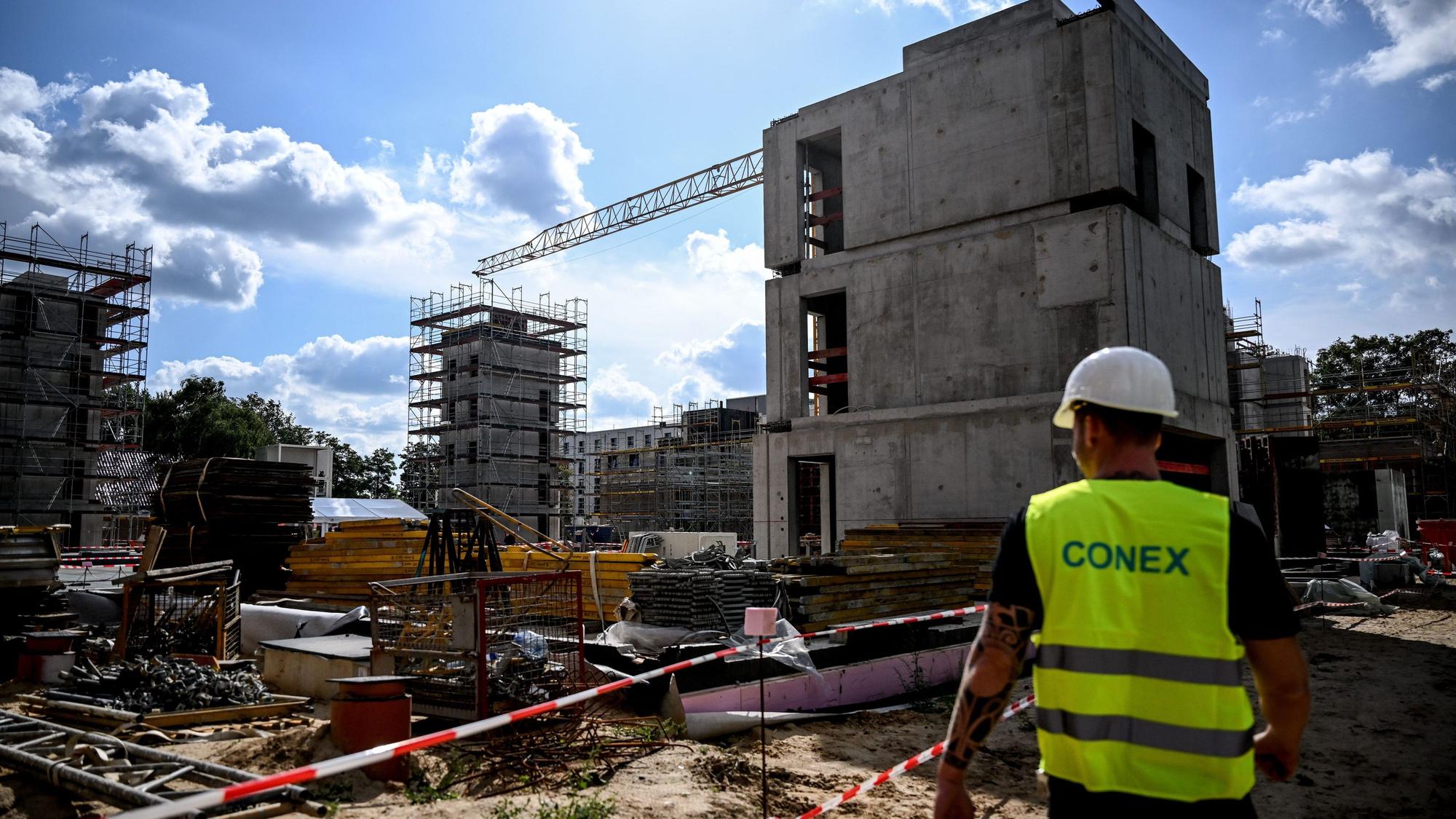 19.09.2023, Berlin: David Haustein, Rohbau-Polier auf der Baustelle des Vonovia-Vorhabens Holzbauquartier in Berlin Kaulsdorf. Foto: Britta Pedersen/dpa +++ dpa-Bildfunk +++