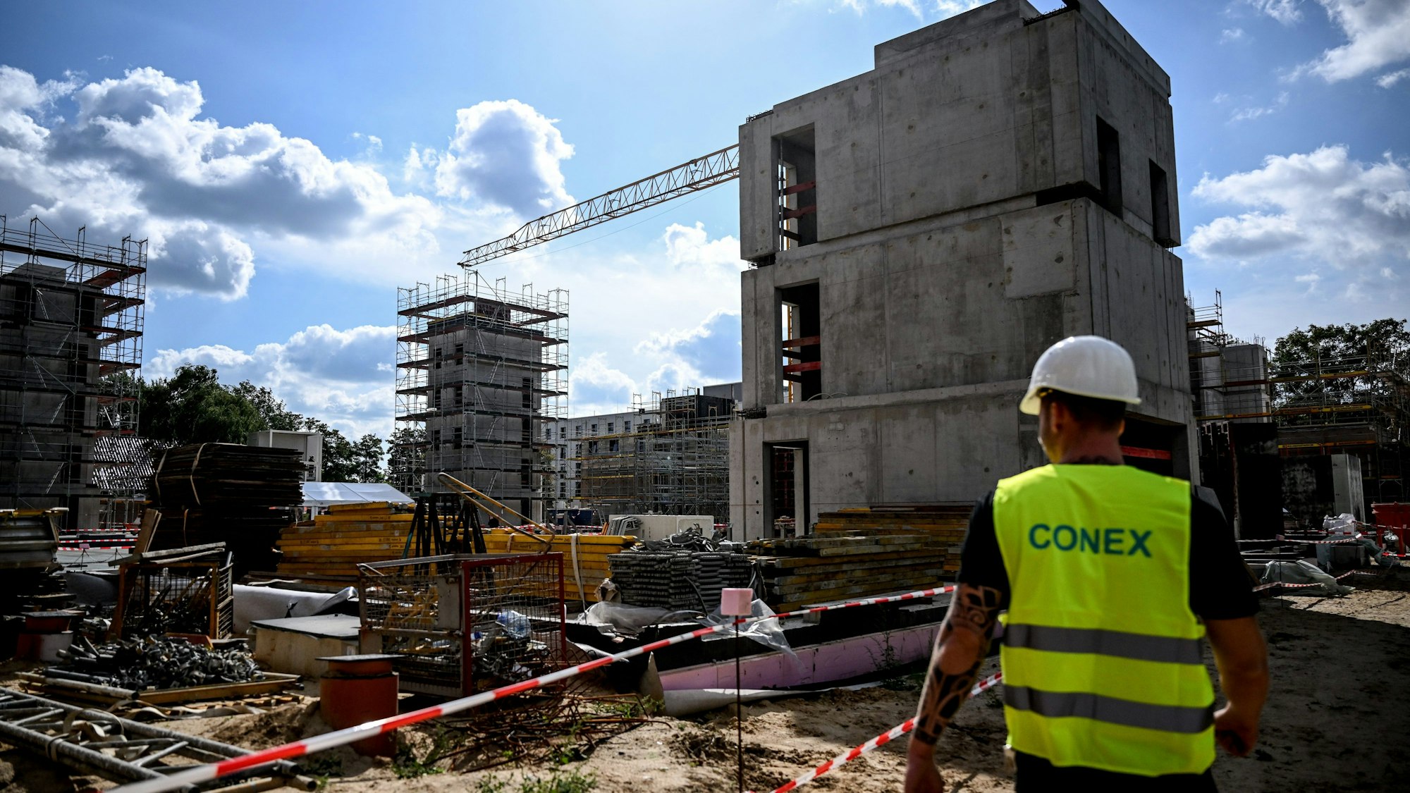 19.09.2023, Berlin: David Haustein, Rohbau-Polier auf der Baustelle des Vonovia-Vorhabens Holzbauquartier in Berlin Kaulsdorf. Foto: Britta Pedersen/dpa +++ dpa-Bildfunk +++