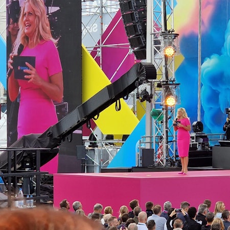 Moderatorin Barbara Schöneberger bei der Digital X der Deutschen Telekom in Köln