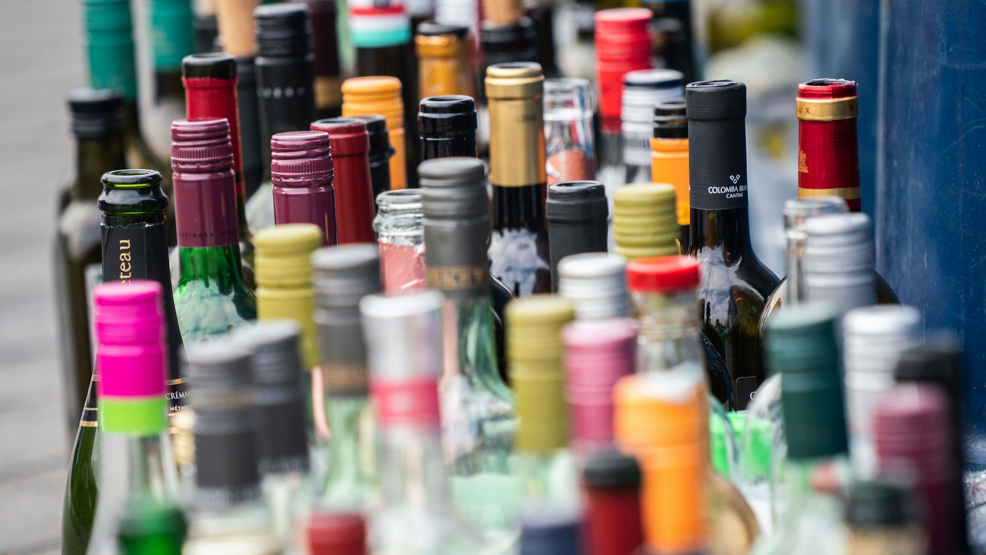 Das Symbolfoto zeigt viele Schnapsflaschen.