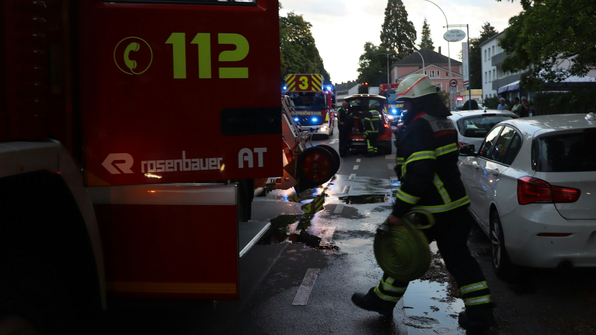 Die Feuerwehr war mit 43 Einsatzkräften der hauptamtlichen Wache und der Freiwilligen Feuerwehr am Einsatzort in Brühl.