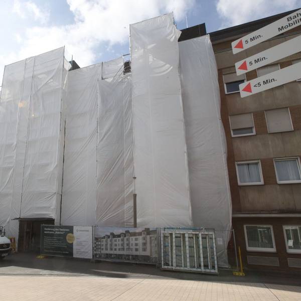 Das Nobilis Altenheim sieht aus, wäre Verpackungskünstler Christo in Troisdorf am Werke.