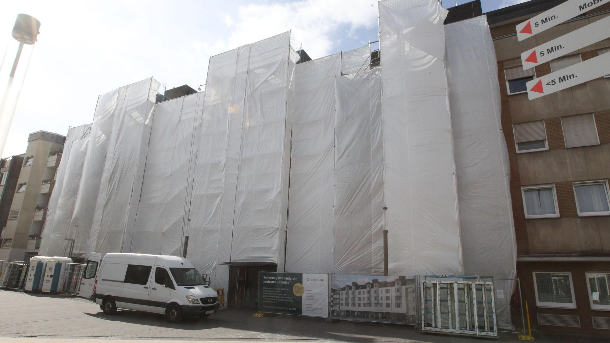 Das Nobilis Altenheim sieht aus, wäre Verpackungskünstler Christo in Troisdorf am Werke.
