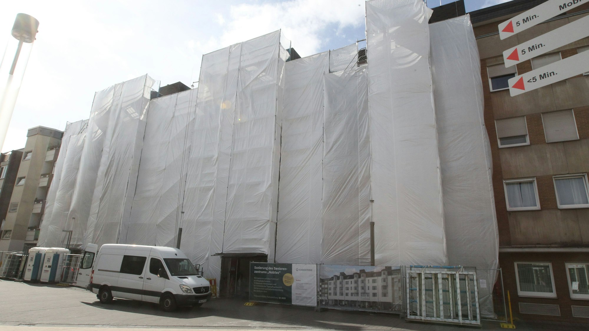 Das Nobilis Altenheim sieht aus, wäre Verpackungskünstler Christo in Troisdorf am Werke.