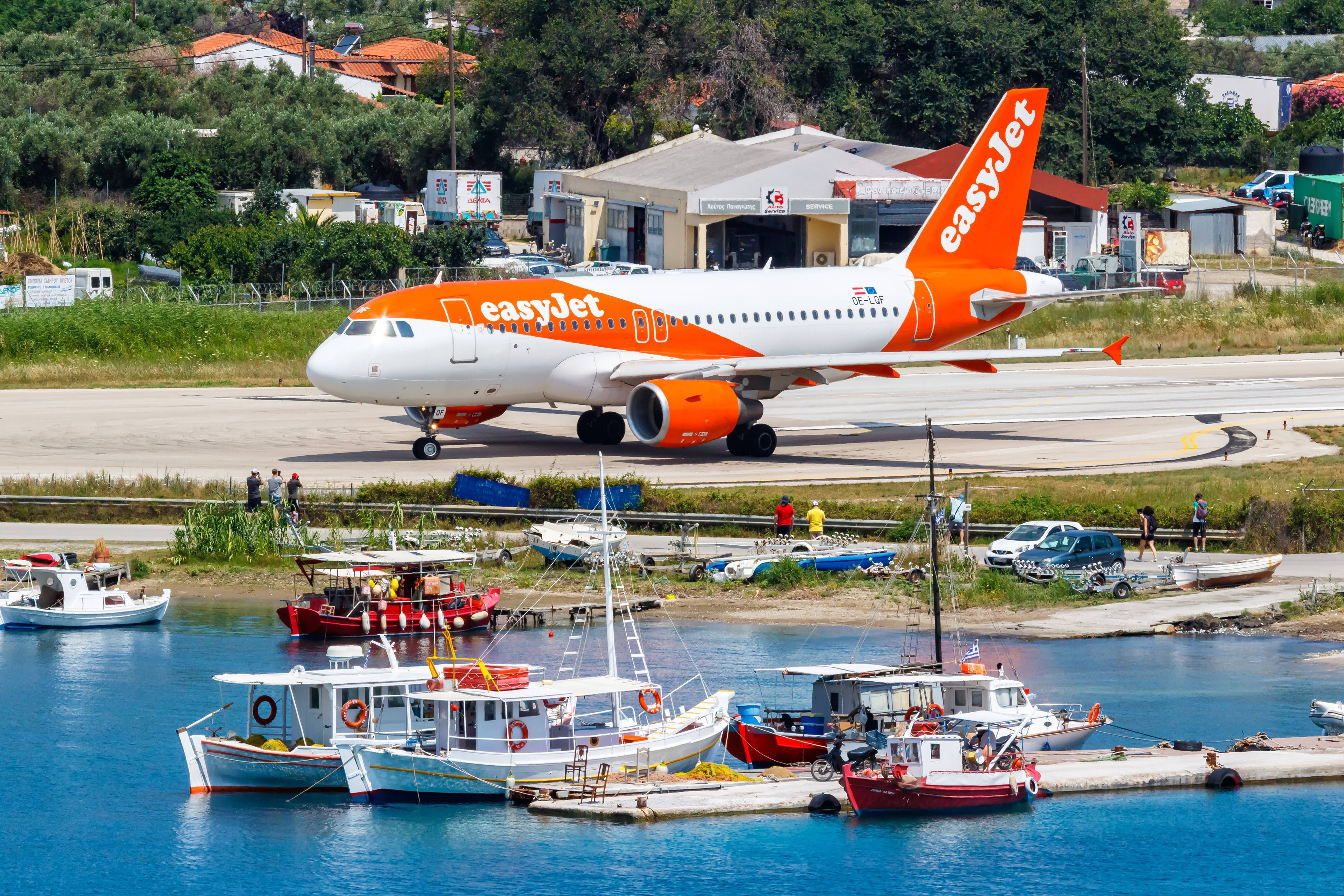 Ein Flugzeug der Airline EasyJet am Flughafen Skiathos in Griechenland.