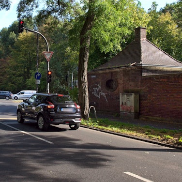 Ein Auto steht an einer Ampelkreuzung.